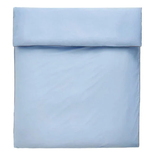 Outline duvet cover in king size. Modern and minimalist design with a clean, elegant look. Made from high-quality fabric, perfect for adding a touch of sophistication and comfort to your bedroom.