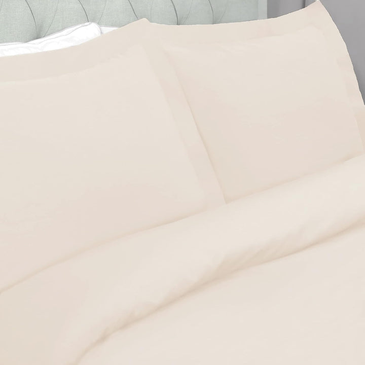 DWR percale duvet cover with ties, full/queen size. Made from crisp and breathable percale fabric, featuring corner ties to keep the duvet securely in place. Ideal for a clean and comfortable bedding update.