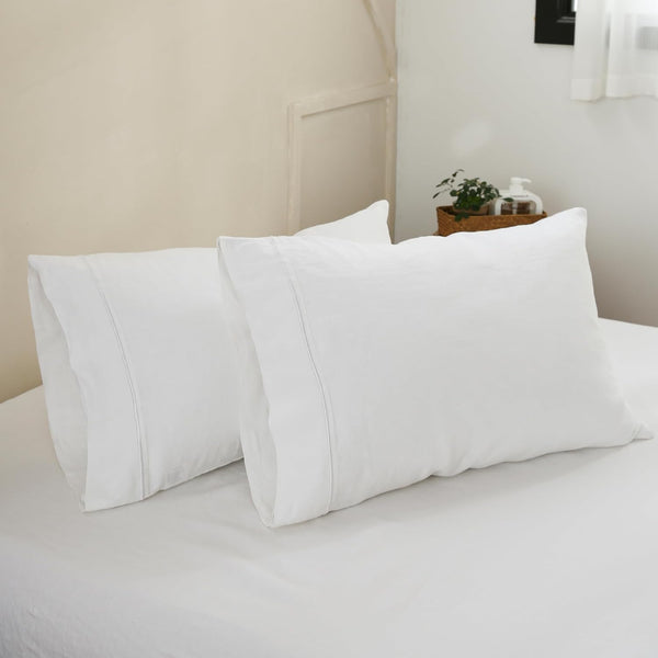 DWR linen king pillowcases, set of 2. Made from natural linen fabric, these pillowcases offer a soft, breathable texture and a relaxed, elegant look. Perfect for enhancing your bedding with style and comfort.