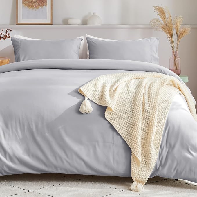 DWR percale duvet cover with ties, full/queen size. Made from crisp and breathable percale fabric, featuring corner ties to keep the duvet securely in place. Ideal for a clean and comfortable bedding update.