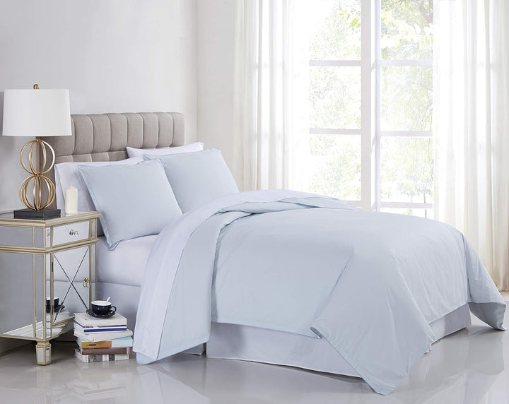 DWR percale duvet cover with ties, full/queen size. Made from crisp and breathable percale fabric, featuring corner ties to keep the duvet securely in place. Ideal for a clean and comfortable bedding update.