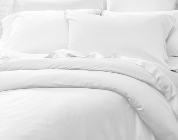 DWR percale sheet set in white, queen size. Features a crisp and breathable fabric for a comfortable night’s sleep. Elegant and minimalist design, perfect for complementing any bedroom decor with its fresh, clean look.