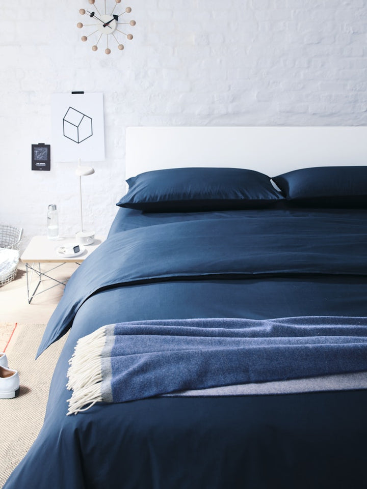 DWR percale duvet cover with ties, full/queen size. Made from crisp and breathable percale fabric, featuring corner ties to keep the duvet securely in place. Ideal for a clean and comfortable bedding update.