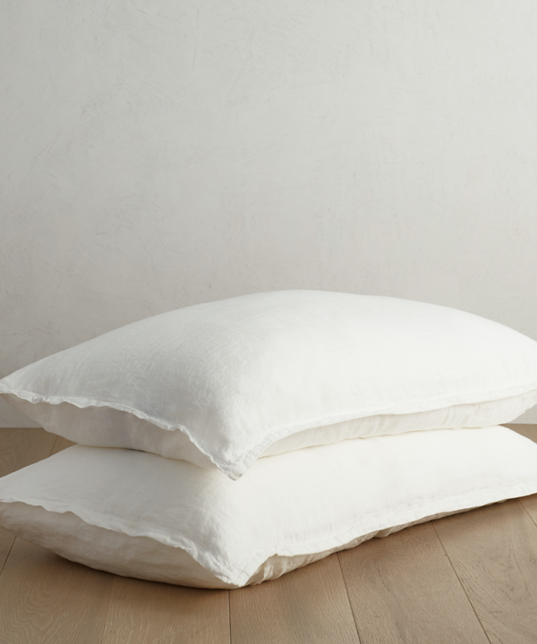 DWR linen standard shams, set of 2, in white. Crafted from natural linen fabric, these shams offer a crisp and clean look with a soft, breathable texture. Ideal for adding a touch of elegance and comfort to your bedding.