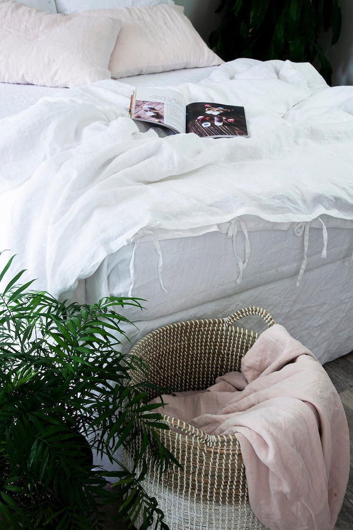 DWR linen duvet cover with ties, king/California king size. Crafted from natural linen fabric, featuring corner ties to keep the duvet securely in place. Offers a relaxed, textured look and breathable comfort for a stylish and cozy bedroom.